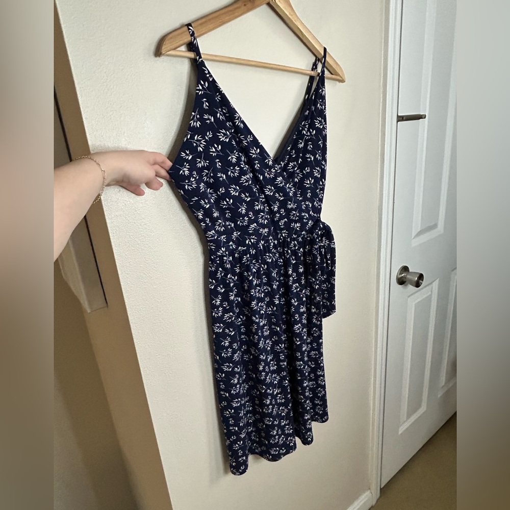 Kaileigh Sleeveless Faux Wrap Side Tie Navy White Floral V Neck Mini Dress Large - Picture 2 of 5